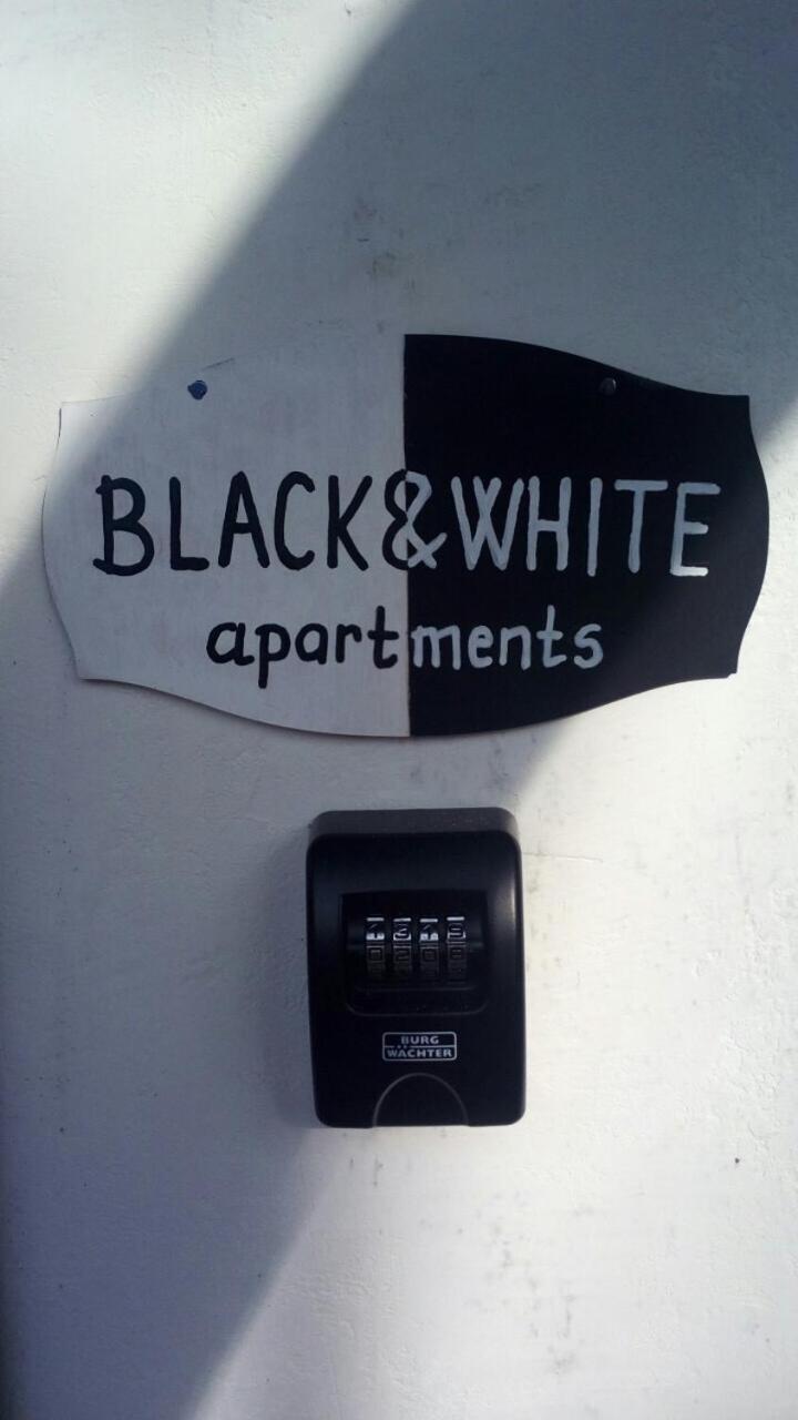 Black & White Apartments - White エゲル エクステリア 写真